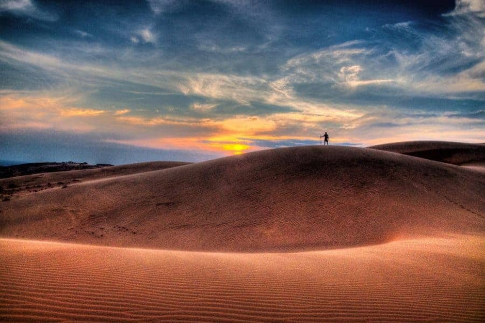 Khung cảnh ho&agrave;ng h&ocirc;n nhuộm đỏ cả kh&ocirc;ng gian